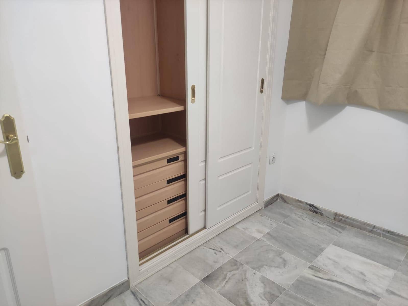 3 sypialnia Mieszkanie do wynajęcia w Miasto Sewilla z basenem garażem - 1 050 € (Ref: 8696316)
