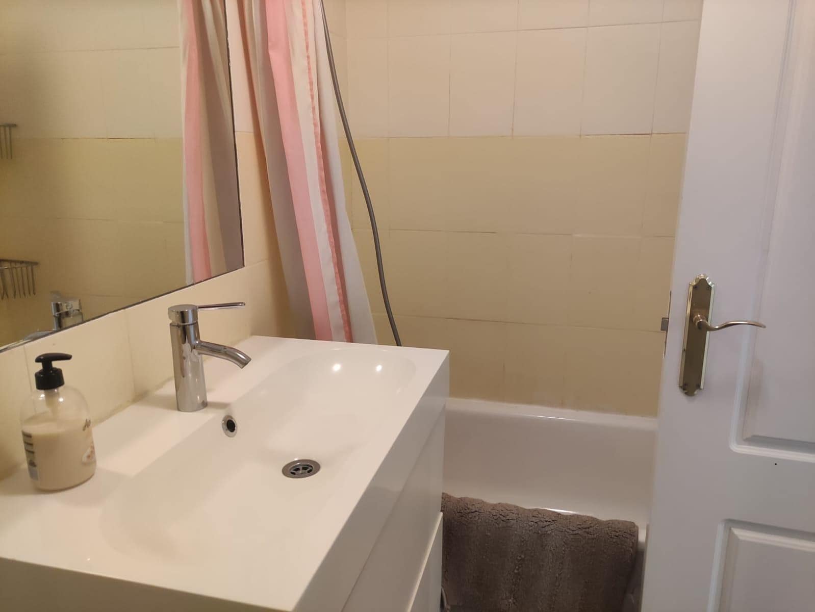 3 sypialnia Mieszkanie do wynajęcia w Miasto Sewilla z basenem garażem - 1 050 € (Ref: 8696316)