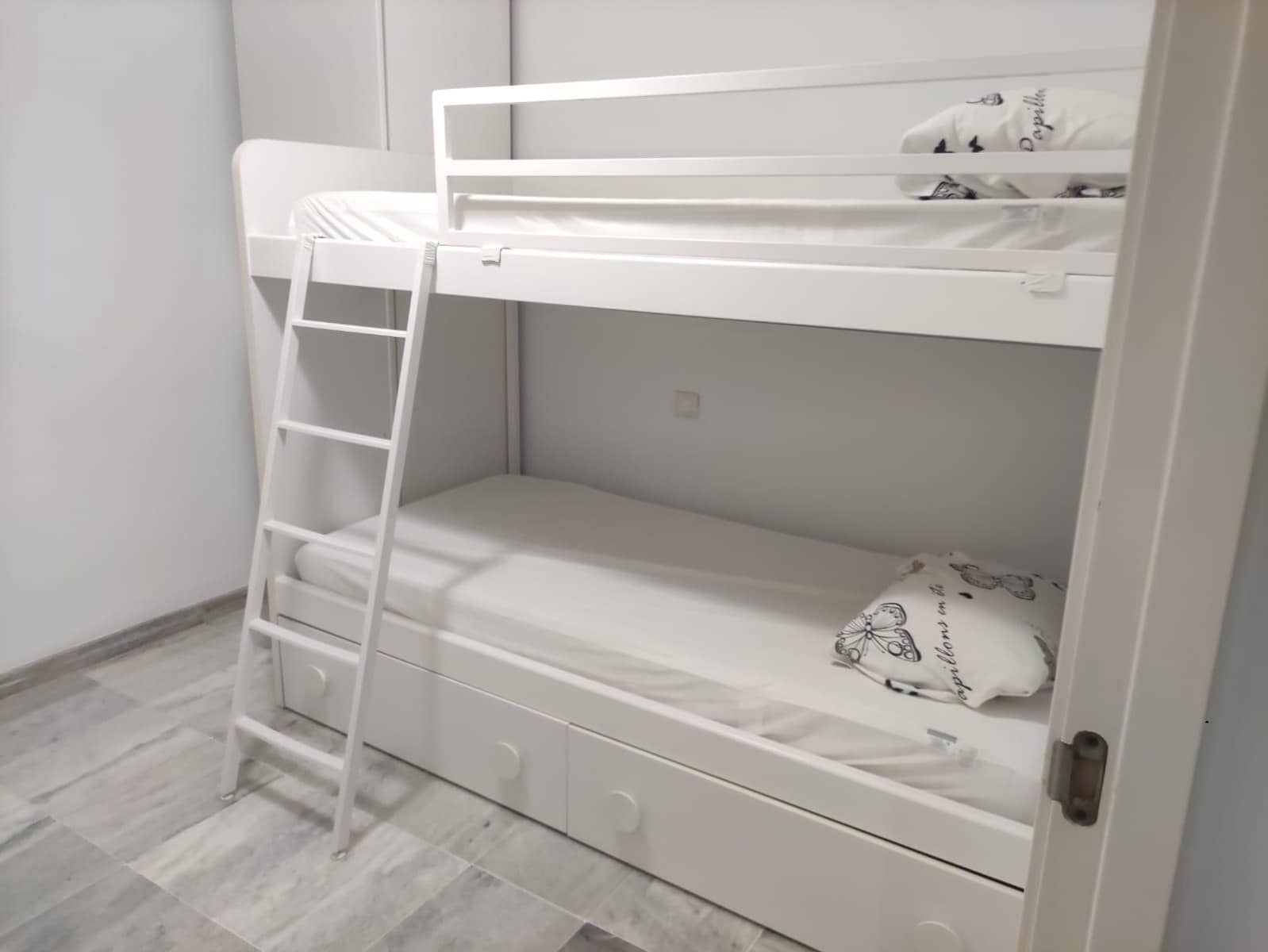 3 bedroom Flat for rent in Seville city with pool garage - € 1,050 (Ref: 8696316)