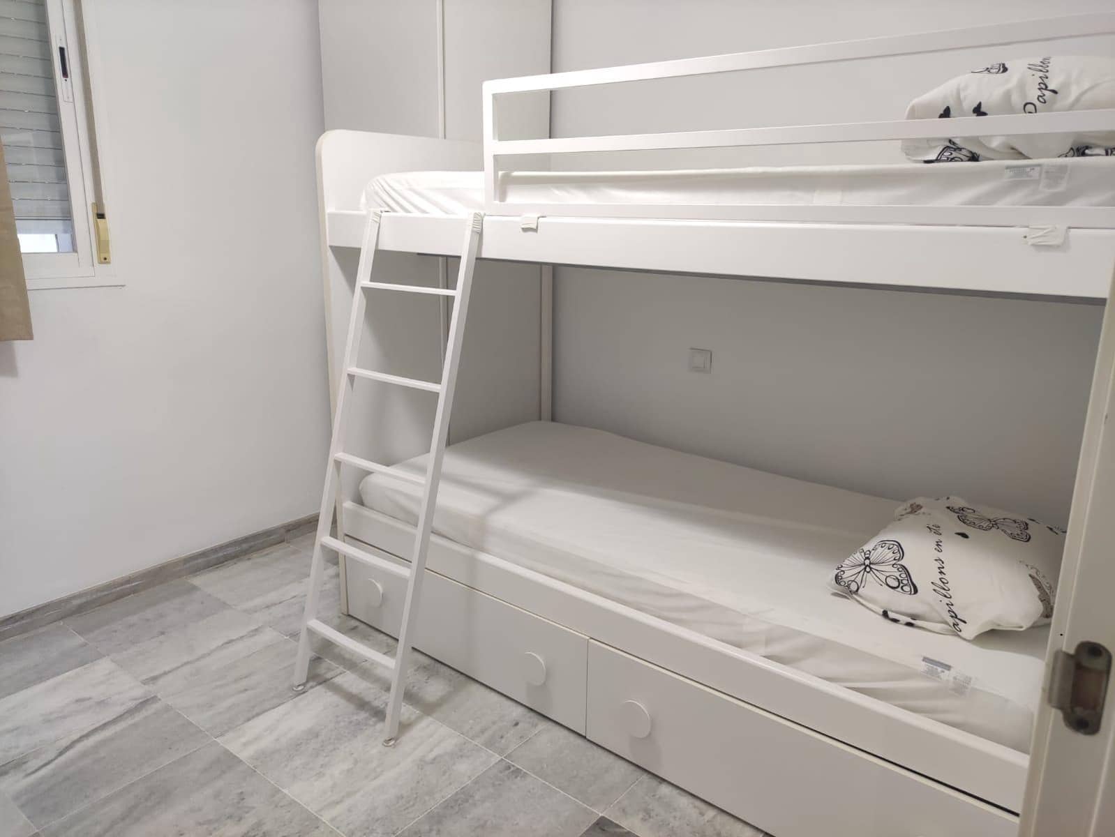 3 bedroom Flat for rent in Seville city with pool garage - € 1,050 (Ref: 8696316)