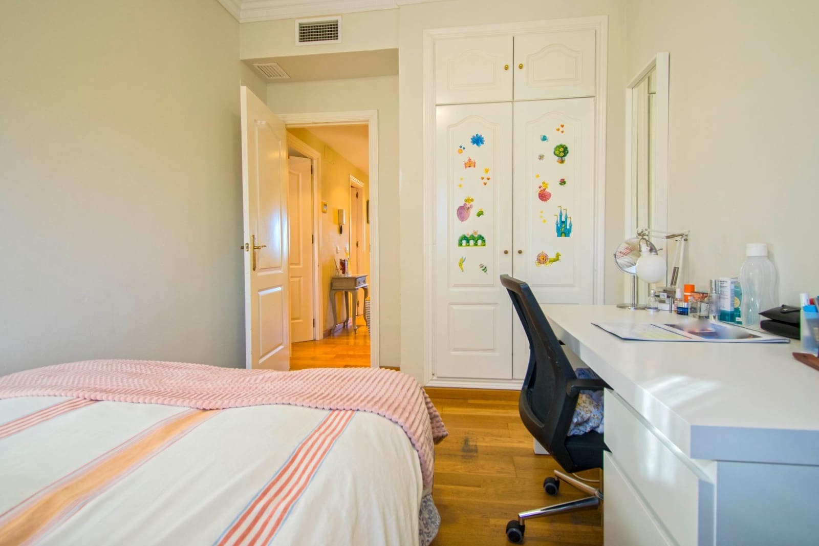 6 soveværelse Semi-Rækkehus til salg i Salteras med swimmingpool - € 319.000 (Ref: 8741600)