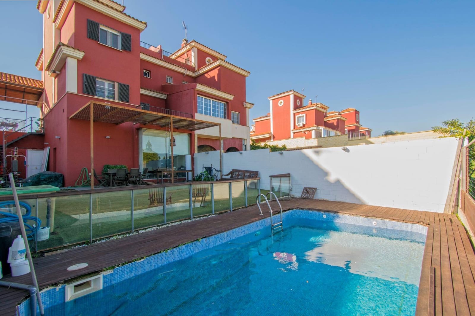 6 soveværelse Semi-Rækkehus til salg i Salteras med swimmingpool - € 319.000 (Ref: 8741600)