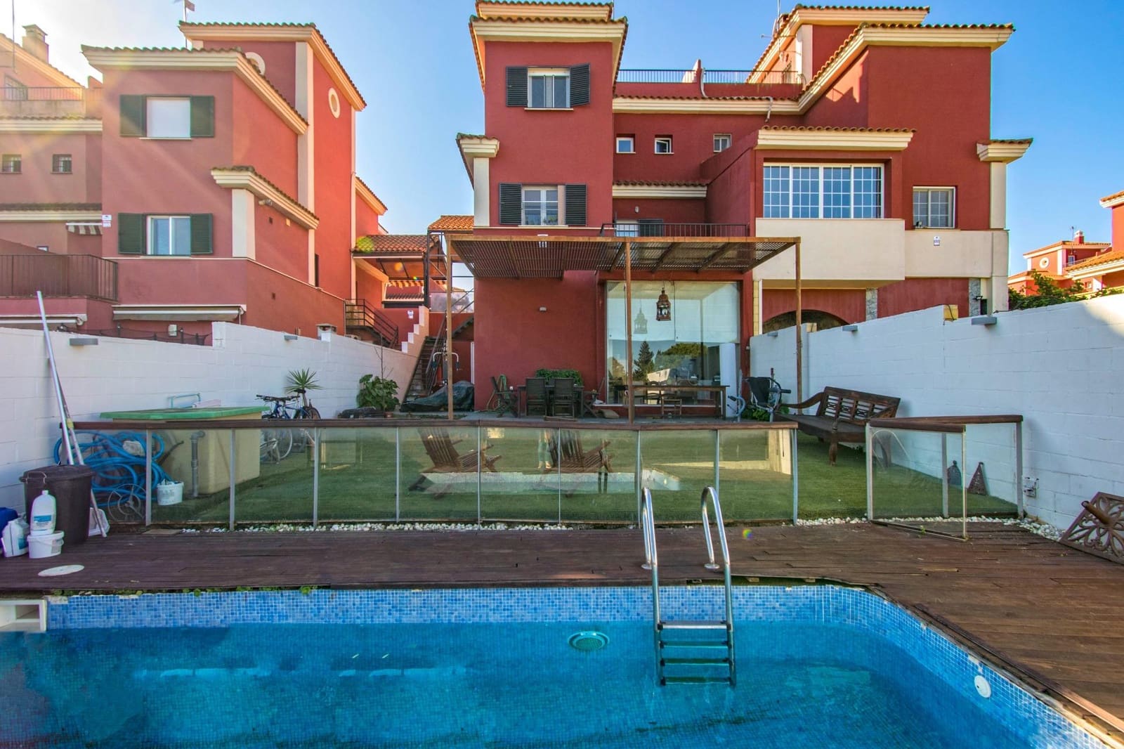 6 soveværelse Semi-Rækkehus til salg i Salteras med swimmingpool - € 319.000 (Ref: 8741600)