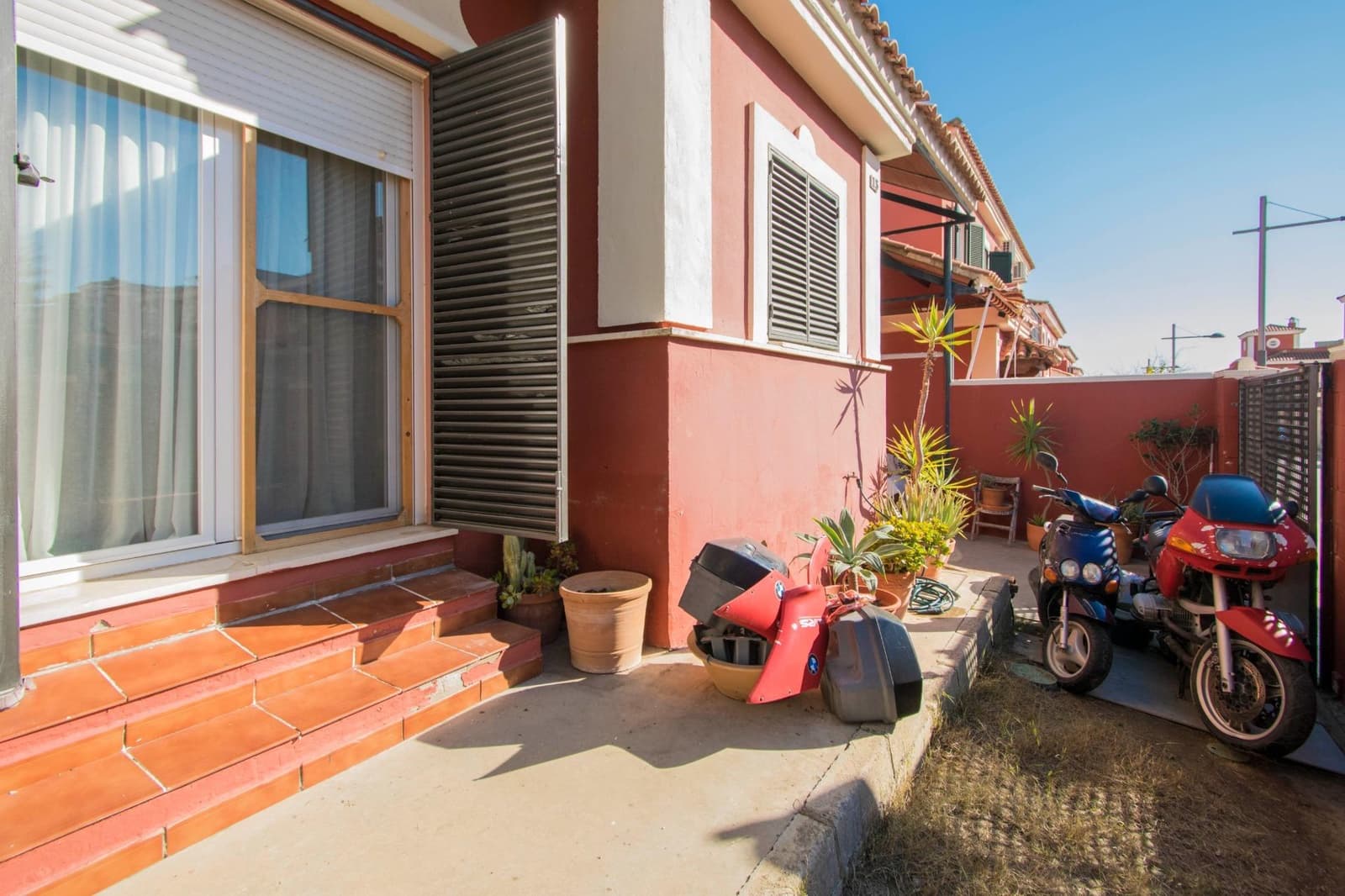 6 soveværelse Semi-Rækkehus til salg i Salteras med swimmingpool - € 319.000 (Ref: 8741600)