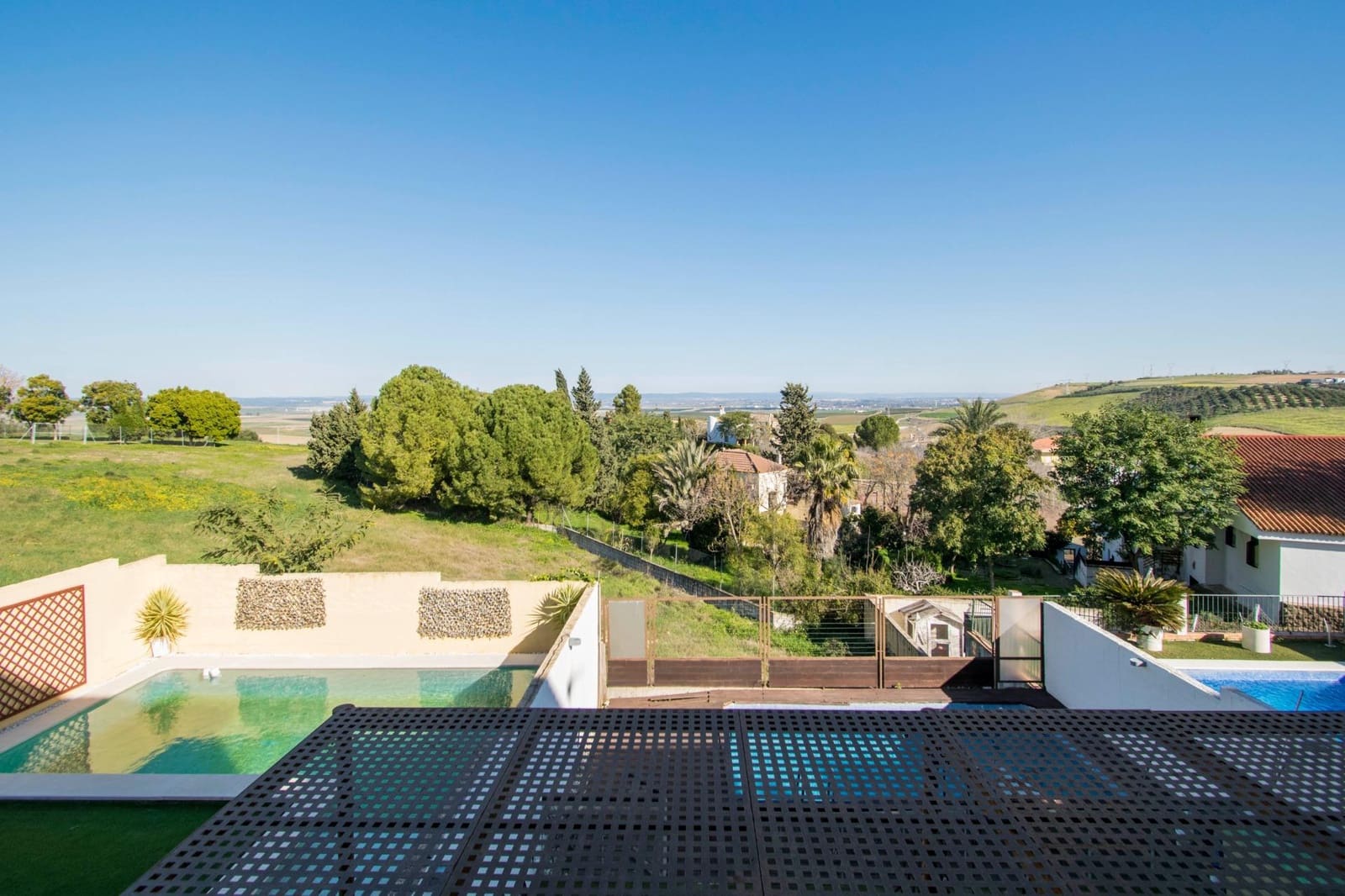 6 soveværelse Semi-Rækkehus til salg i Salteras med swimmingpool - € 319.000 (Ref: 8741600)