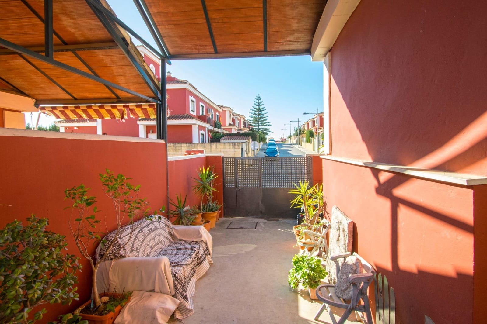 6 soveværelse Semi-Rækkehus til salg i Salteras med swimmingpool - € 319.000 (Ref: 8741600)