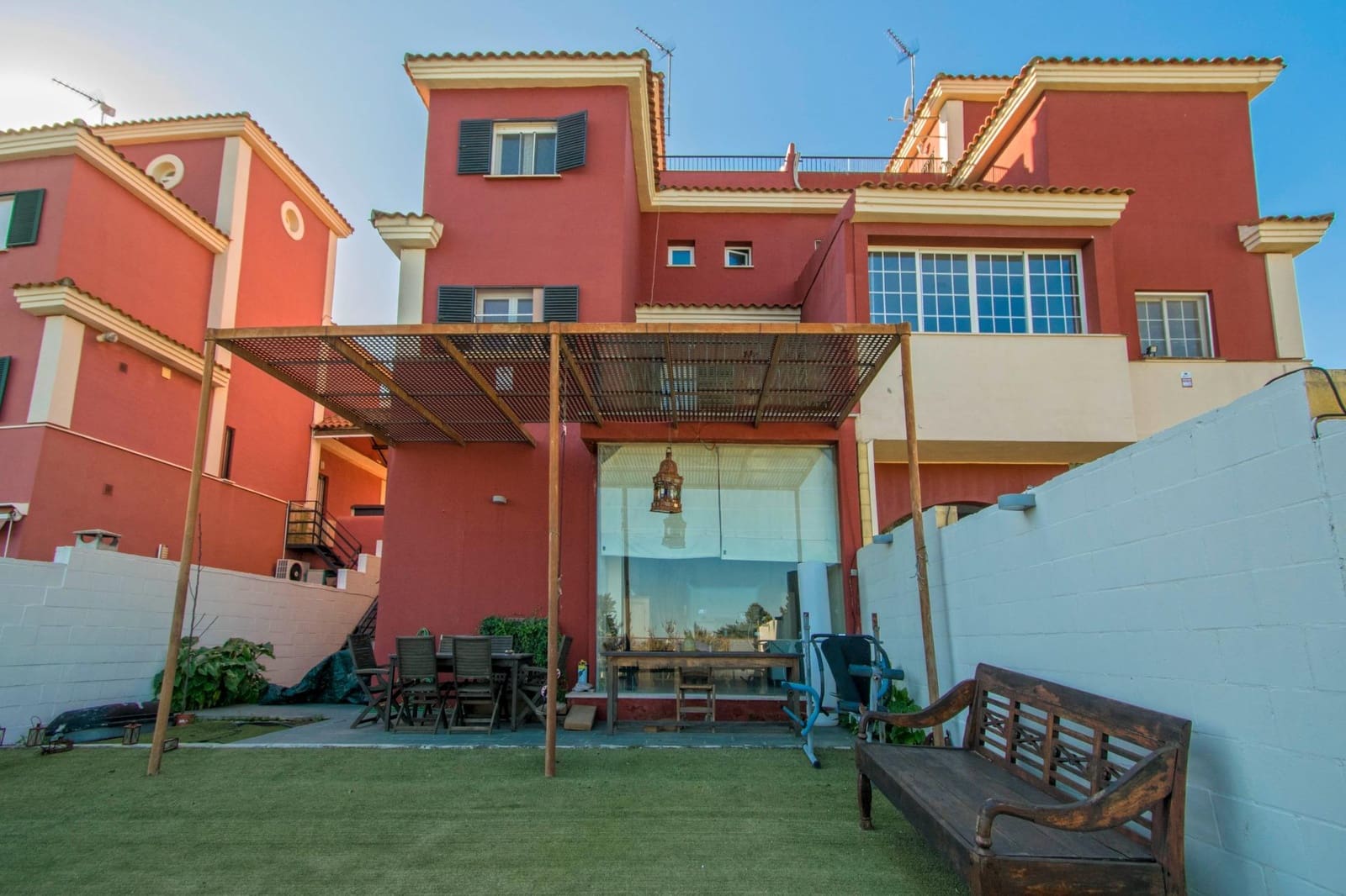 6 soveværelse Semi-Rækkehus til salg i Salteras med swimmingpool - € 319.000 (Ref: 8741600)