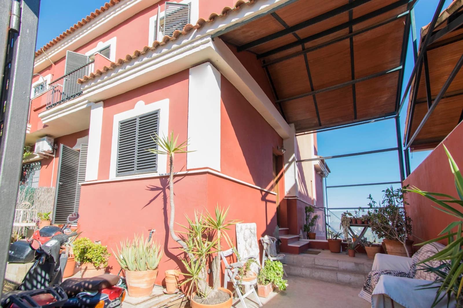 6 soveværelse Semi-Rækkehus til salg i Salteras med swimmingpool - € 319.000 (Ref: 8741600)