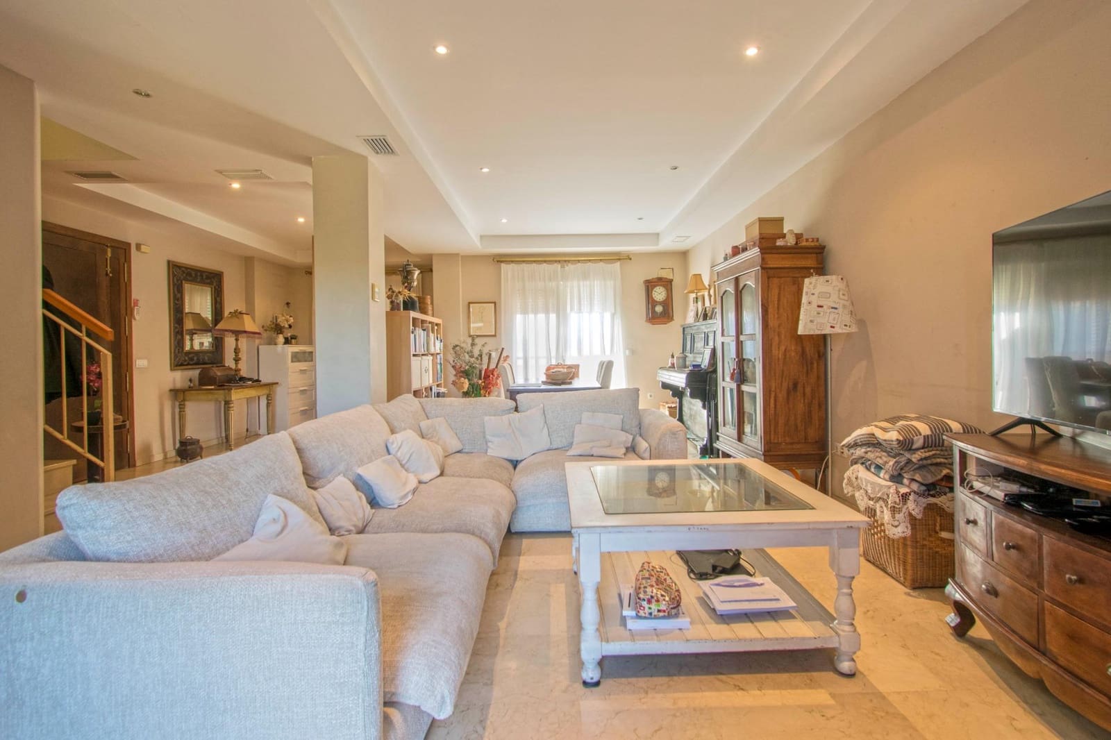 6 soveværelse Semi-Rækkehus til salg i Salteras med swimmingpool - € 319.000 (Ref: 8741600)