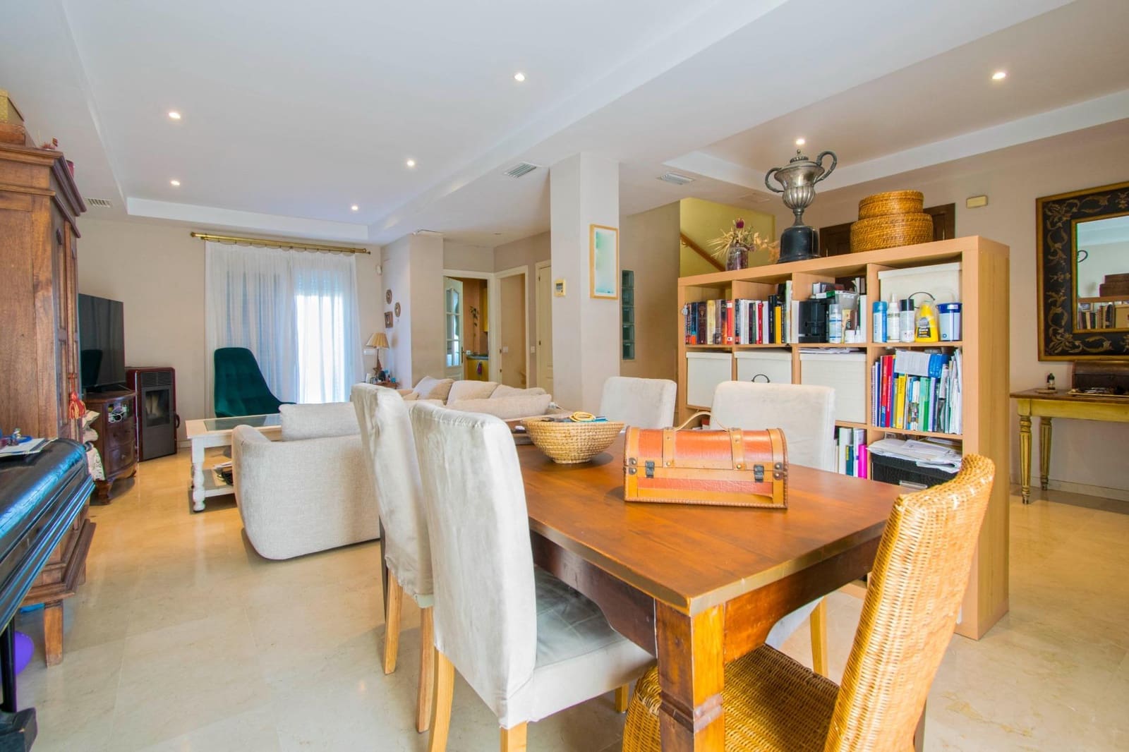 6 soveværelse Semi-Rækkehus til salg i Salteras med swimmingpool - € 319.000 (Ref: 8741600)