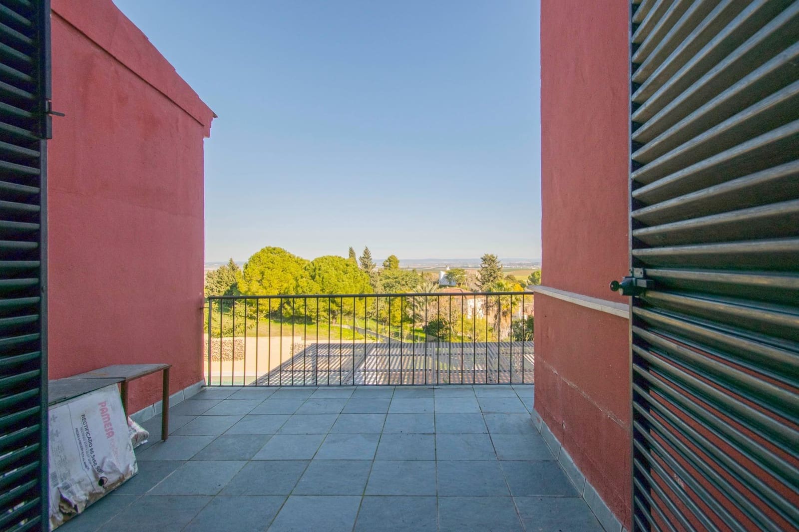 6 soveværelse Semi-Rækkehus til salg i Salteras med swimmingpool - € 319.000 (Ref: 8741600)