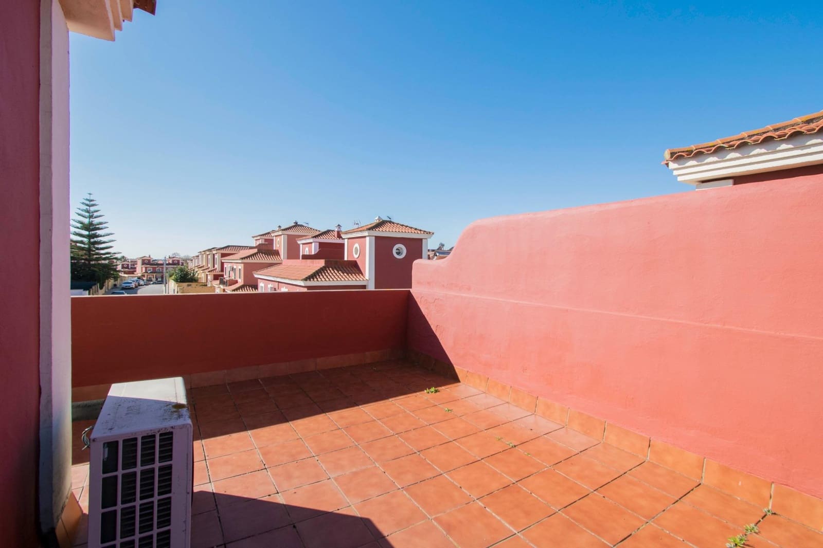 6 soveværelse Semi-Rækkehus til salg i Salteras med swimmingpool - € 319.000 (Ref: 8741600)