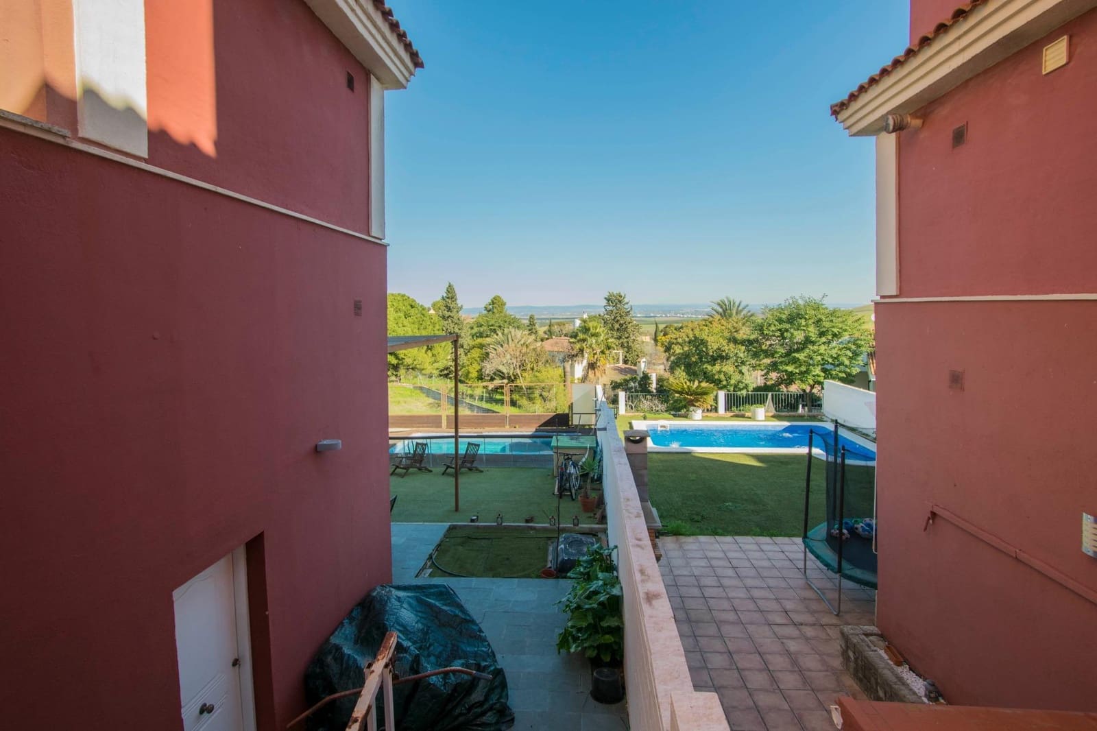 6 soveværelse Semi-Rækkehus til salg i Salteras med swimmingpool - € 319.000 (Ref: 8741600)