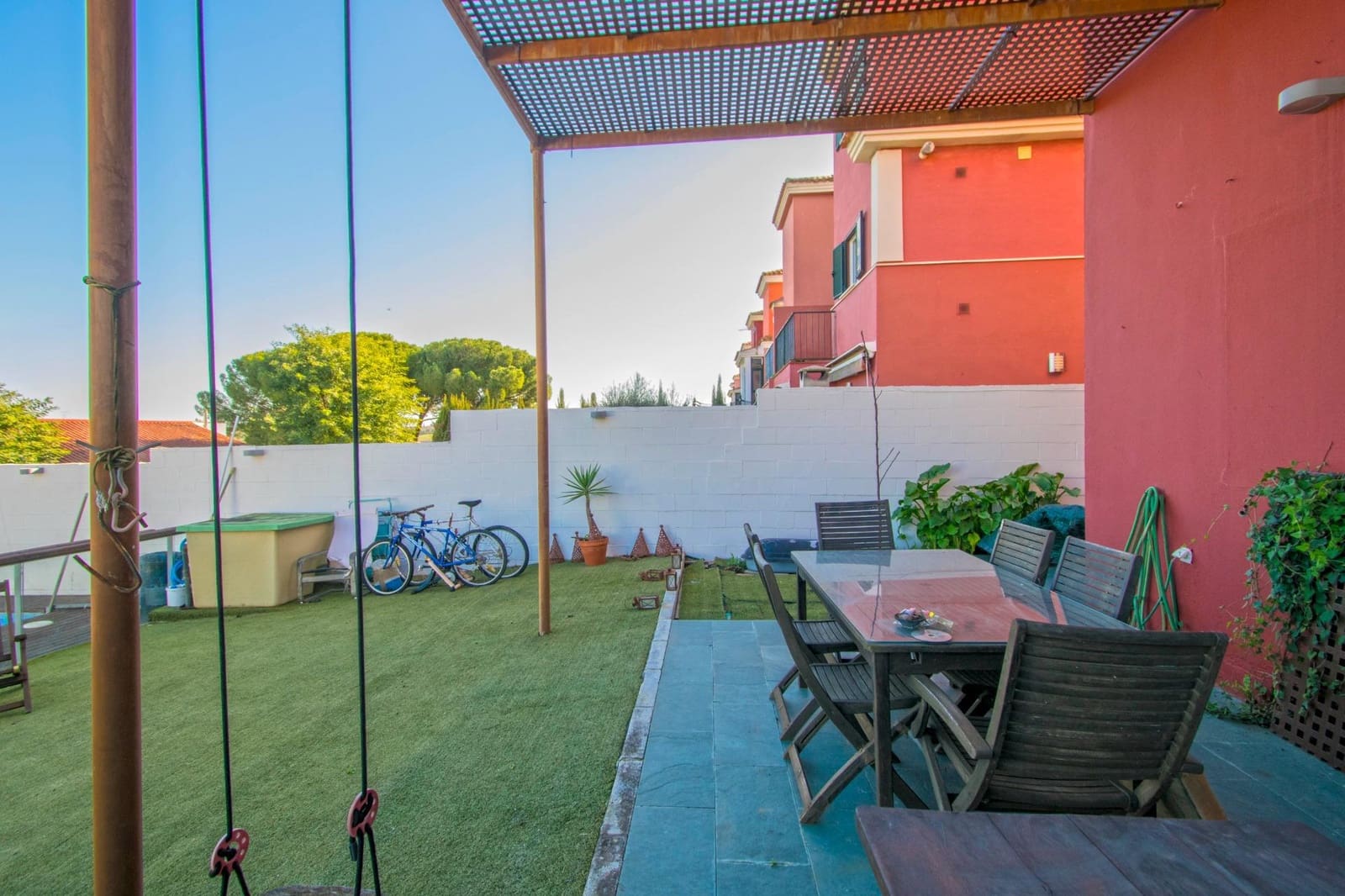 6 soveværelse Semi-Rækkehus til salg i Salteras med swimmingpool - € 319.000 (Ref: 8741600)