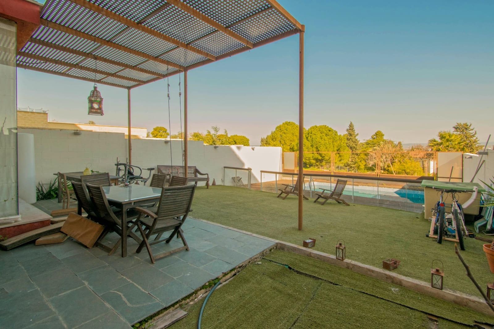 6 soveværelse Semi-Rækkehus til salg i Salteras med swimmingpool - € 319.000 (Ref: 8741600)