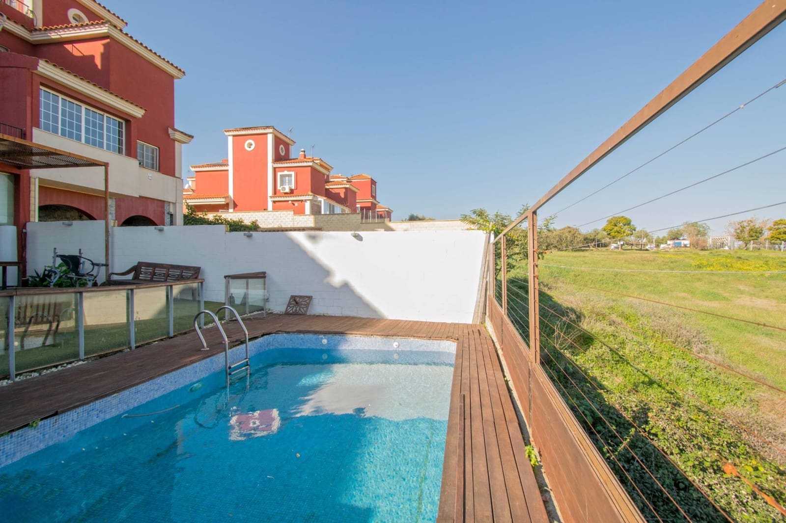 6 soveværelse Semi-Rækkehus til salg i Salteras med swimmingpool - € 319.000 (Ref: 8741600)