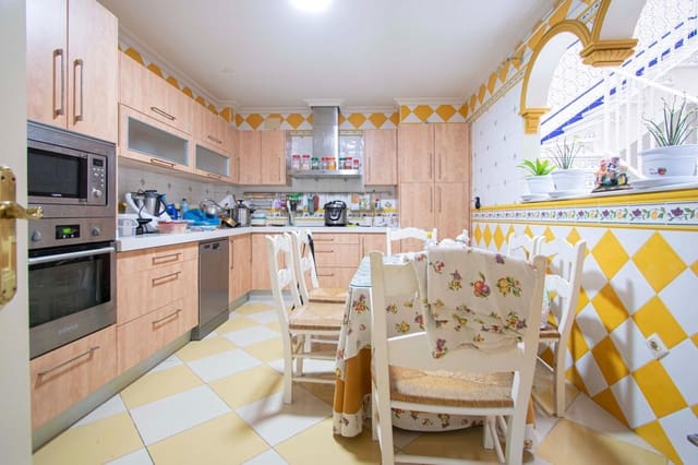 7 bedroom Townhouse for sale in Seville city - € 239,000 (Ref: 8854785)