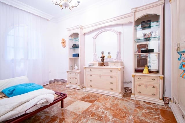 7 bedroom Townhouse for sale in Seville city - € 239,000 (Ref: 8854785)