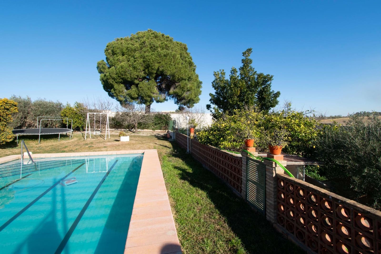 4 bedroom Villa for sale in Mairena del Alcor with pool garage - € 325,000 (Ref: 8884105)
