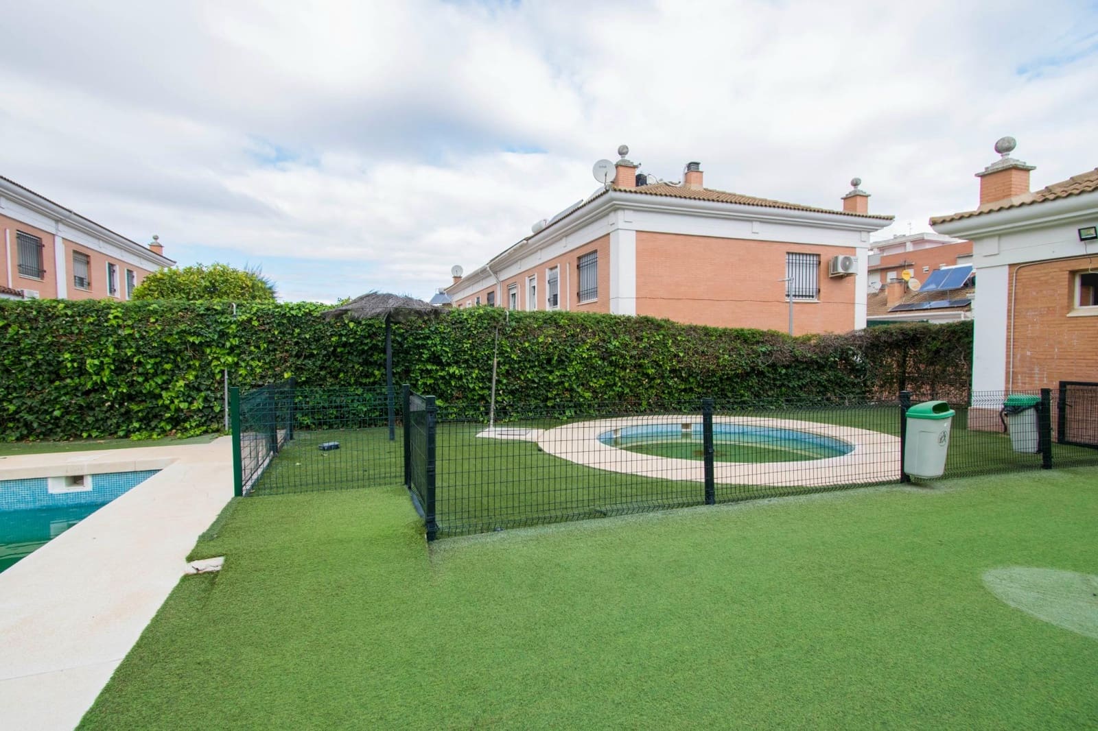 3 chambre Villa/Maison à vendre à Montequinto avec piscine garage - 299 000 € (Ref: 8896824)