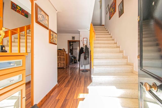 3 soverom Villa til salgs i Montequinto, Dos Hermanas med svømmebasseng garasje - € 299 000 (Ref: 8896824)