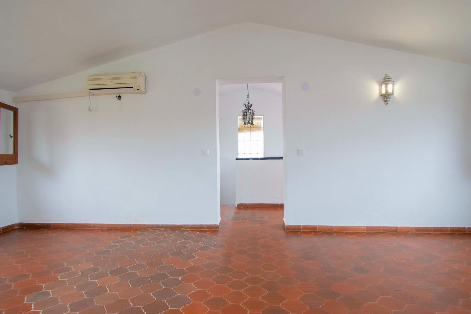 5 soveværelse Villa til salg i Salteras med swimmingpool - € 298.000 (Ref: 8918025)