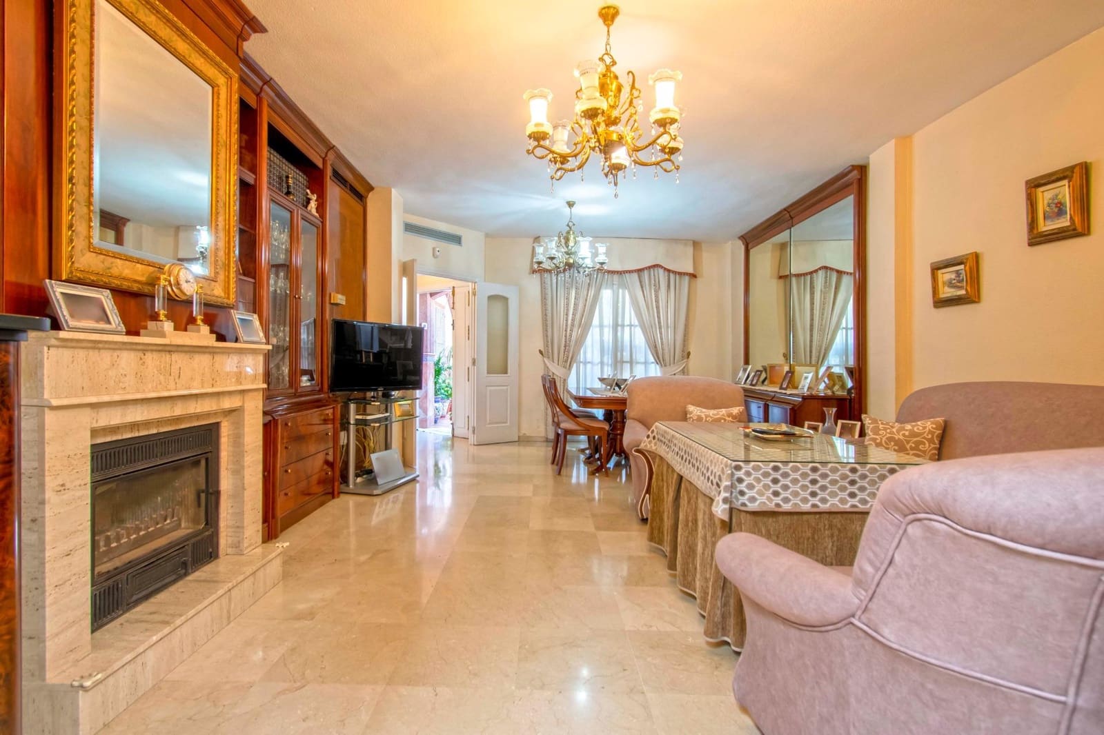 5 soveværelse Rækkehus til salg i Sevilla by med swimmingpool garage - € 499.000 (Ref: 8923982)