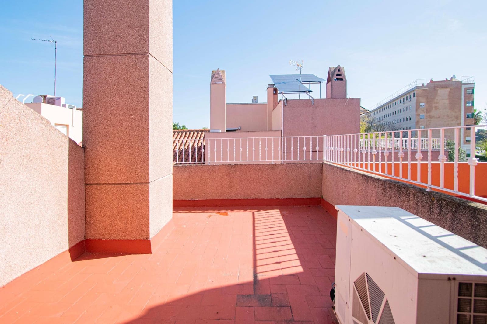 5 soveværelse Rækkehus til salg i Sevilla by med swimmingpool garage - € 499.000 (Ref: 8923982)