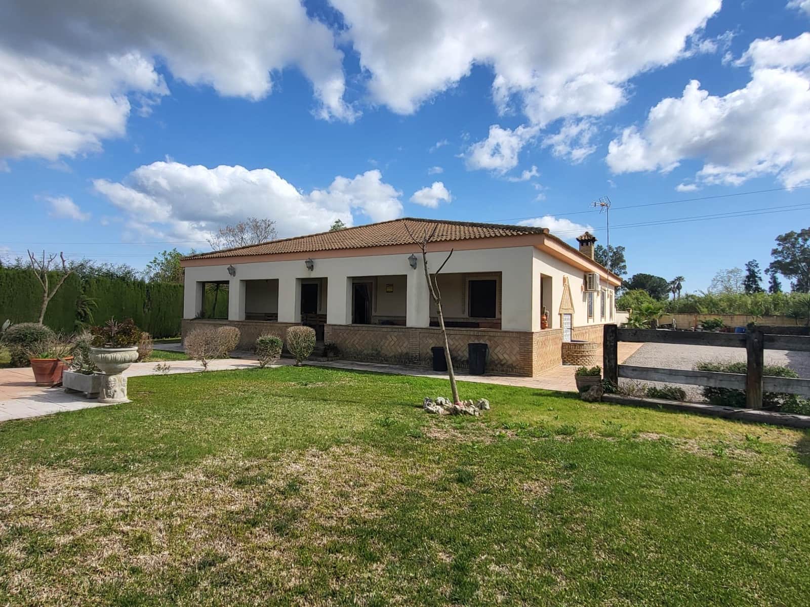 5 soveværelse Villa til salg i Pilas med swimmingpool - € 315.000 (Ref: 8932303)