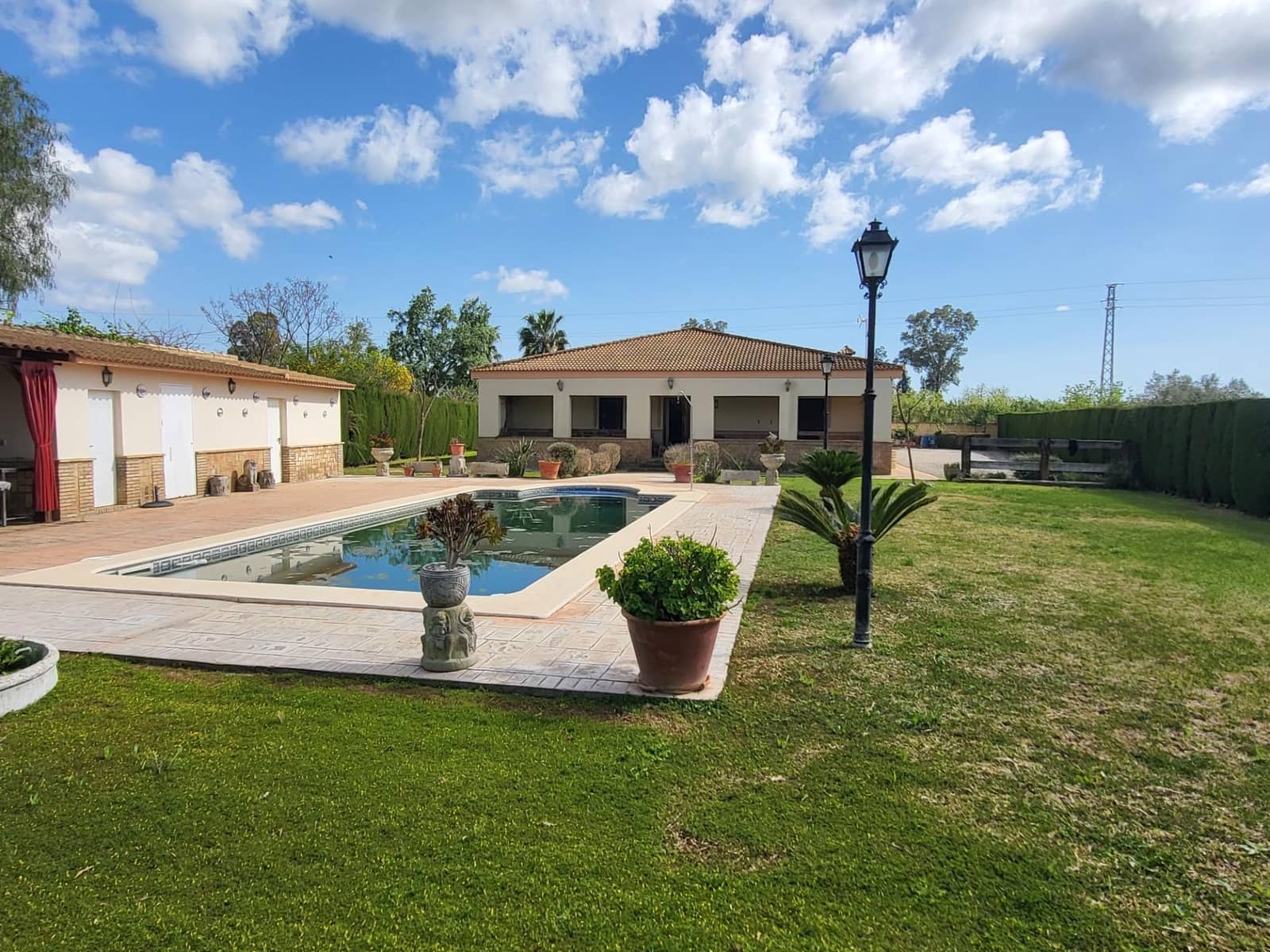 5 soveværelse Villa til salg i Pilas med swimmingpool - € 315.000 (Ref: 8932303)