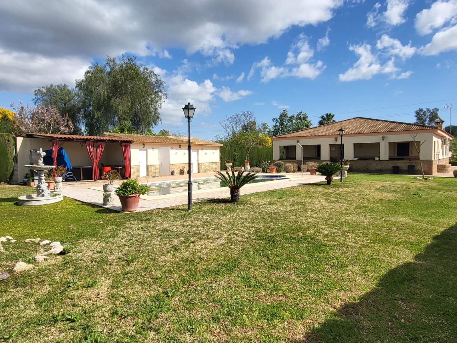 5 soveværelse Villa til salg i Pilas med swimmingpool - € 315.000 (Ref: 8932303)