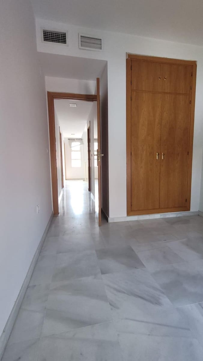 5 soveværelse Semi-Rækkehus til salg i Coria del Rio - € 320.000 (Ref: 8986034)