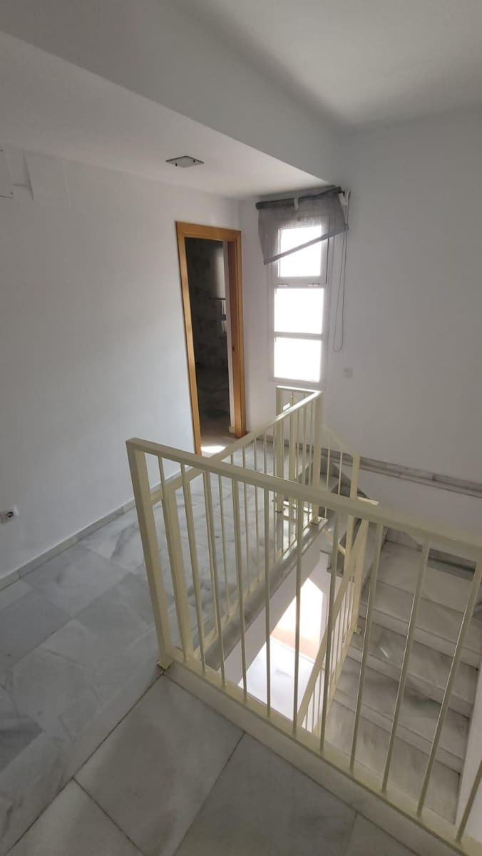 5 soveværelse Semi-Rækkehus til salg i Coria del Rio - € 320.000 (Ref: 8986034)