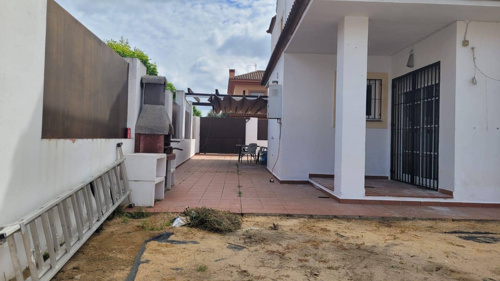 5 soveværelse Semi-Rækkehus til salg i Coria del Rio - € 320.000 (Ref: 8986034)