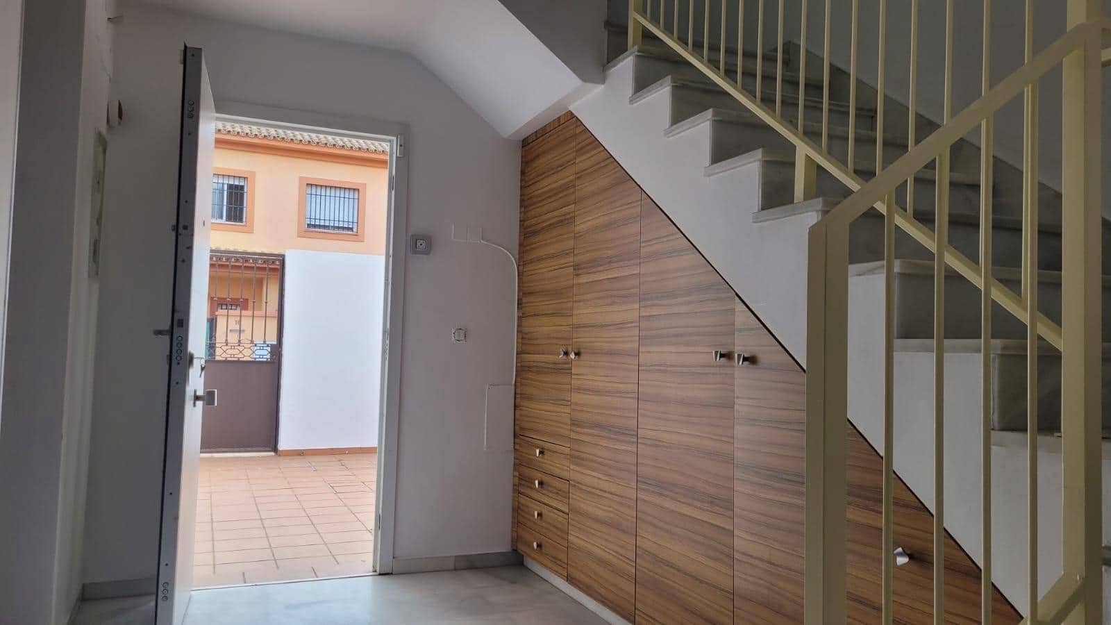 5 soveværelse Semi-Rækkehus til salg i Coria del Rio - € 320.000 (Ref: 8986034)