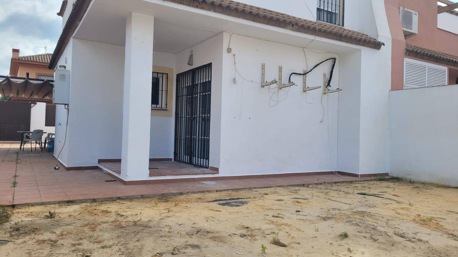 5 soveværelse Semi-Rækkehus til salg i Coria del Rio - € 320.000 (Ref: 8986034)