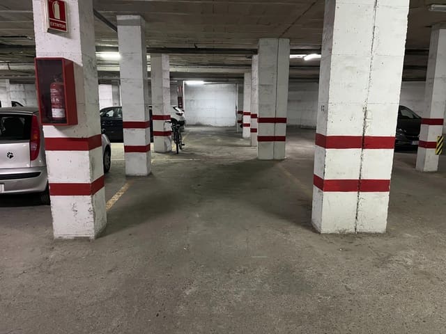 Garage til salg i Nervión, Sevilla by - € 22.000 (Ref: 9036670)