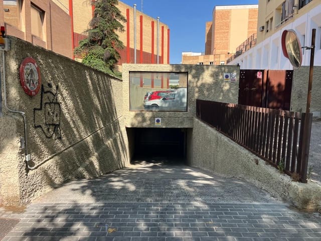 Garage for sale in Nervión, Seville city - € 20,000 (Ref: 9036670)