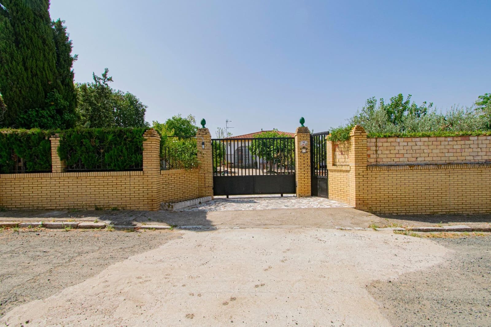 4 slaapkamer Villa te koop in Carmona met zwembad - € 240.000 (Ref: 9036671)