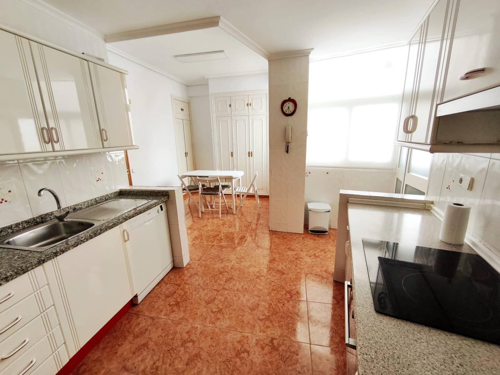 3 soverom Leilighet til leie i Sevilla by - € 1 800 (Ref: 9085341)