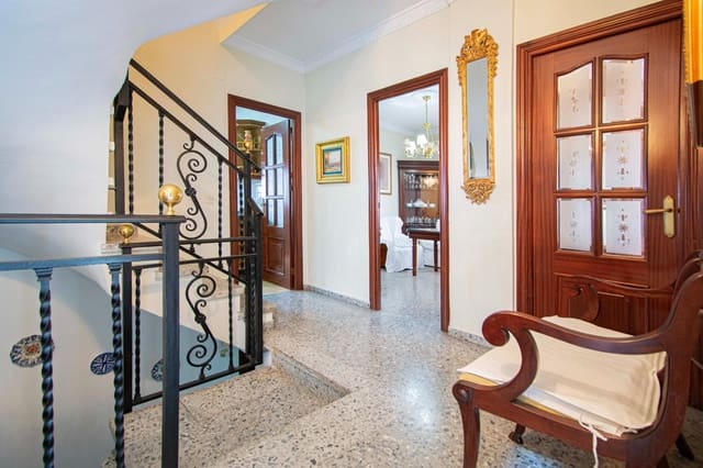 5 bedroom Semi-detached Villa for sale in Seville city with garage - € 649,990 (Ref: 9095317)
