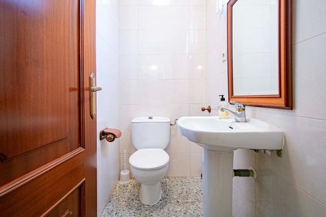 5 bedroom Semi-detached Villa for sale in Seville city with garage - € 649,990 (Ref: 9095317)