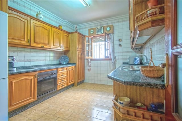 5 bedroom Semi-detached Villa for sale in Seville city with garage - € 649,990 (Ref: 9095317)