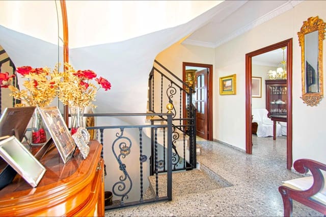 5 bedroom Semi-detached Villa for sale in Seville city with garage - € 649,990 (Ref: 9095317)