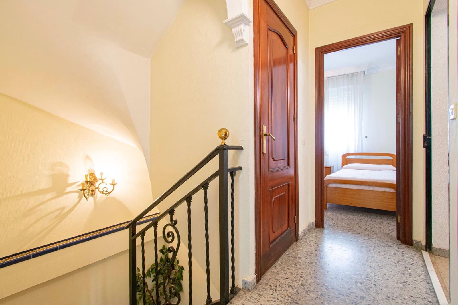 5 soveværelse Semi-Rækkehus til salg i Sevilla by med garage - € 649.990 (Ref: 9095317)