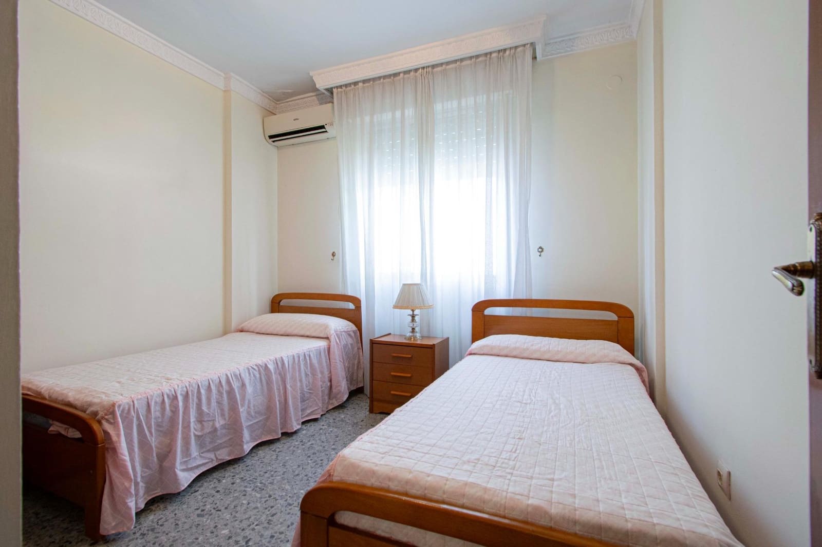 5 soveværelse Semi-Rækkehus til salg i Sevilla by med garage - € 649.990 (Ref: 9095317)