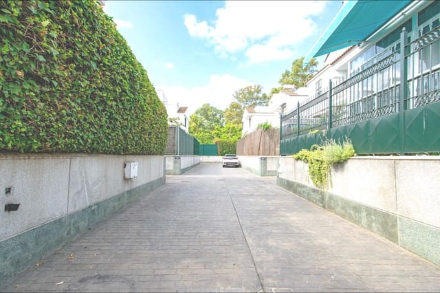 5 bedroom Semi-detached Villa for sale in Seville city with garage - € 649,990 (Ref: 9095317)