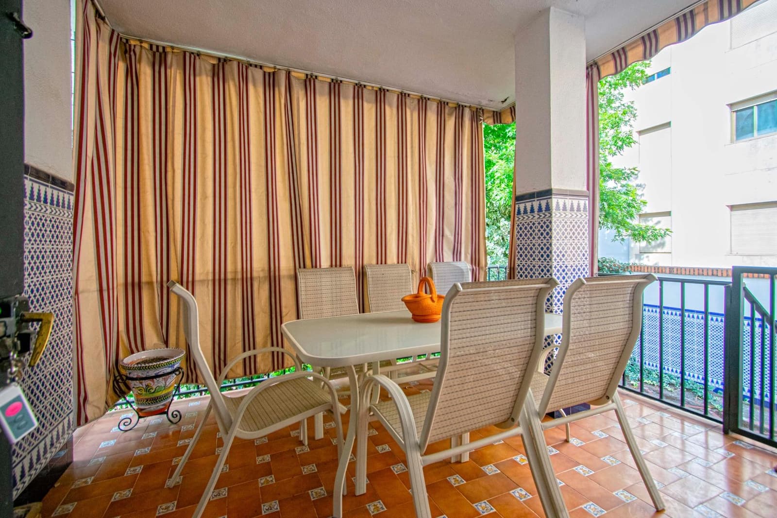 5 soveværelse Semi-Rækkehus til salg i Sevilla by med garage - € 649.990 (Ref: 9095317)