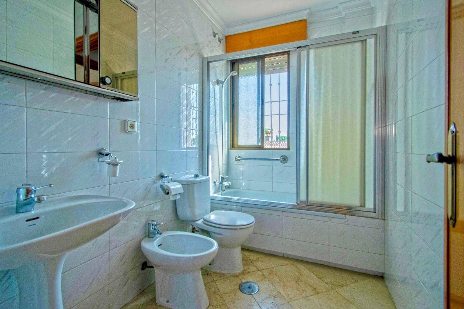 4 quarto Moradia para venda em Montequinto com piscina garagem - 560 000 € (Ref: 9100799)