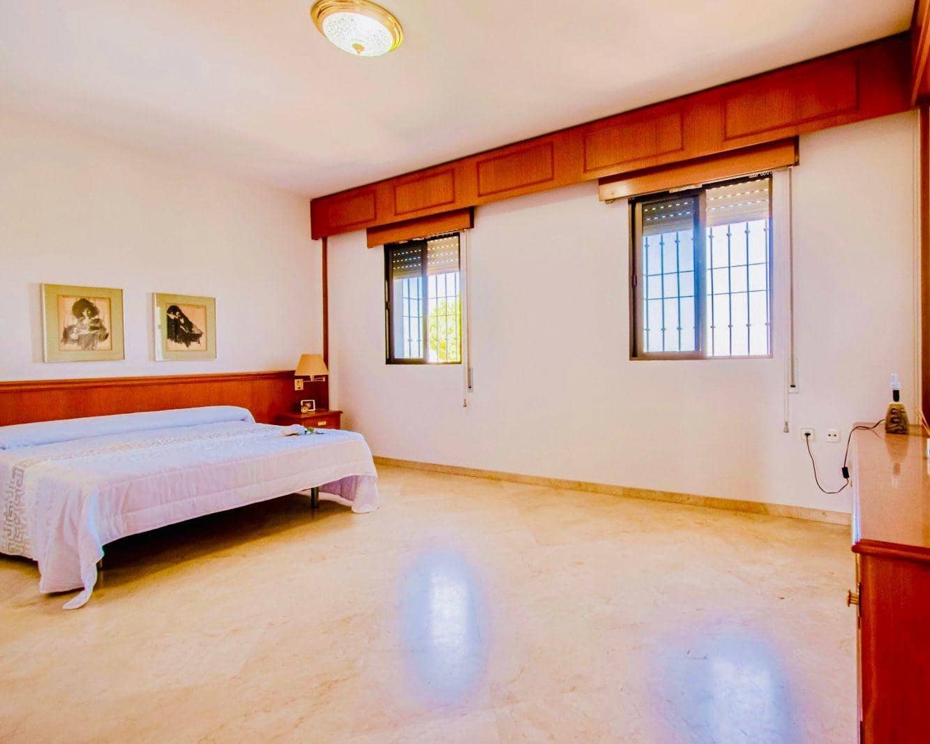 4 bedroom Villa for sale in Montequinto with pool garage - € 560,000 (Ref: 9100799)